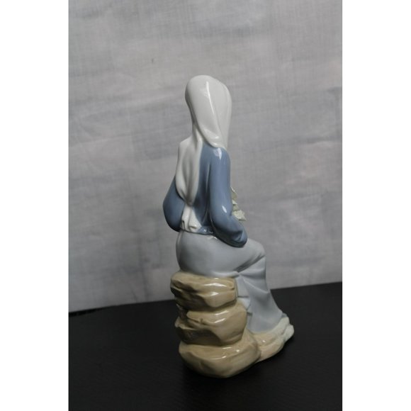 Lladro "Girl with Lilies Sitting" Collectable #4972 - Picture 3 of 8